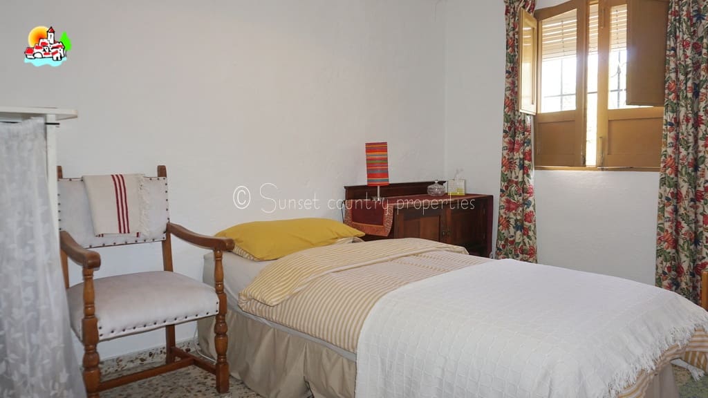 3 soveværelse Finca/Landehus til salg i Iznajar med swimmingpool garage - € 279.950 (Ref: 9128783)