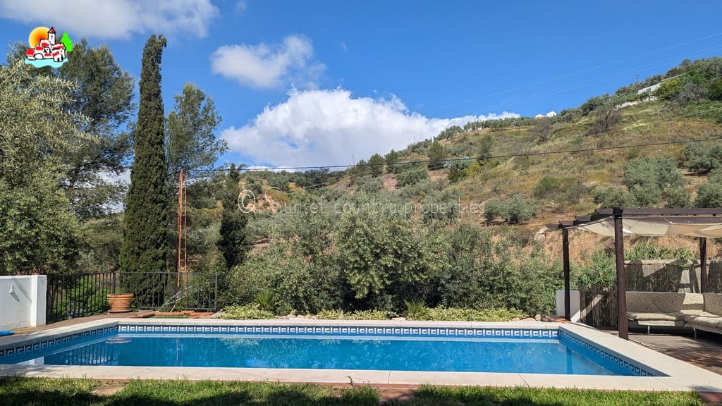 3 soveværelse Finca/Landehus til salg i Iznajar med swimmingpool garage - € 279.950 (Ref: 9128783)