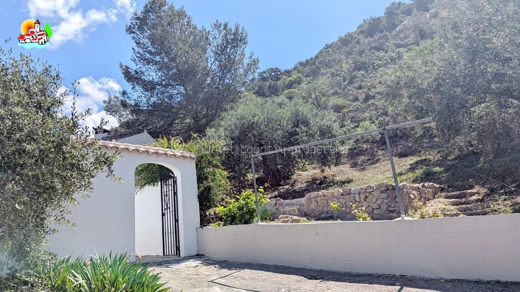 3 soveværelse Finca/Landehus til salg i Iznajar med swimmingpool garage - € 279.950 (Ref: 9128783)