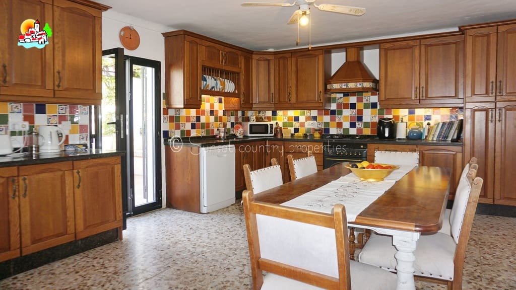 3 soveværelse Finca/Landehus til salg i Iznajar med swimmingpool garage - € 279.950 (Ref: 9128783)