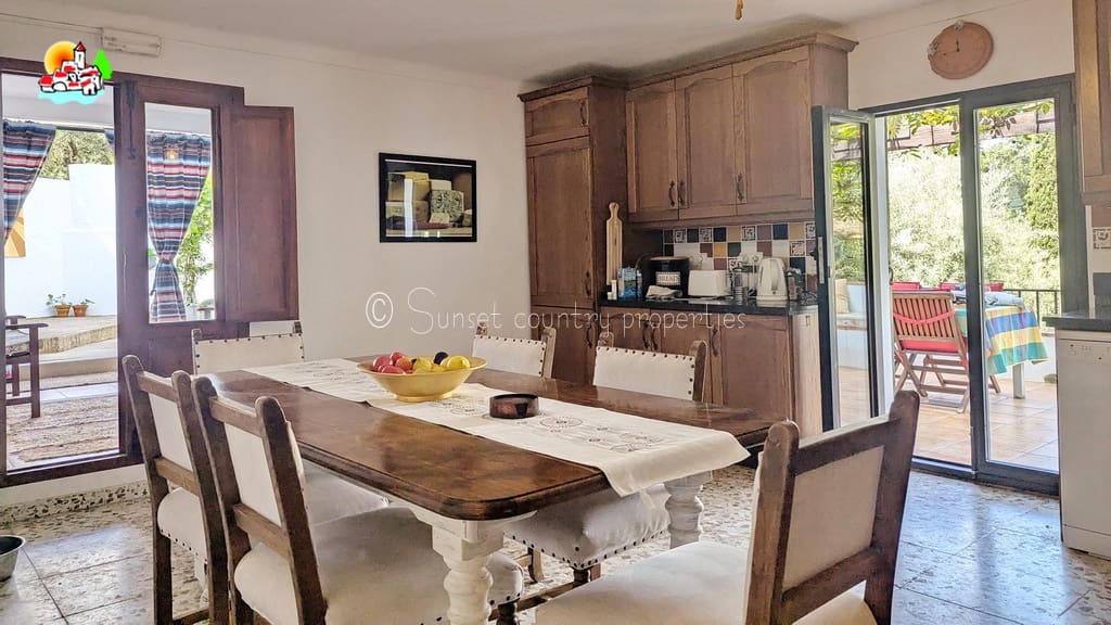 3 soveværelse Finca/Landehus til salg i Iznajar med swimmingpool garage - € 279.950 (Ref: 9128783)