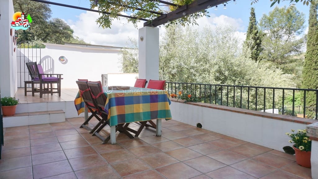 3 soveværelse Finca/Landehus til salg i Iznajar med swimmingpool garage - € 279.950 (Ref: 9128783)