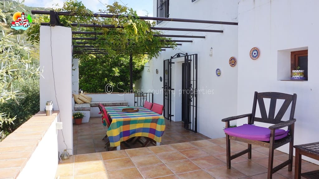 3 soveværelse Finca/Landehus til salg i Iznajar med swimmingpool garage - € 279.950 (Ref: 9128783)