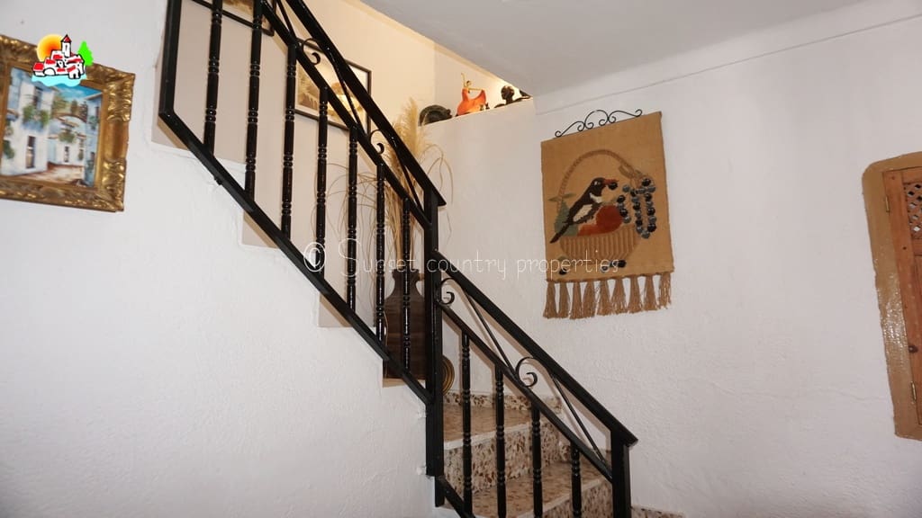 3 soveværelse Finca/Landehus til salg i Iznajar med swimmingpool garage - € 279.950 (Ref: 9128783)