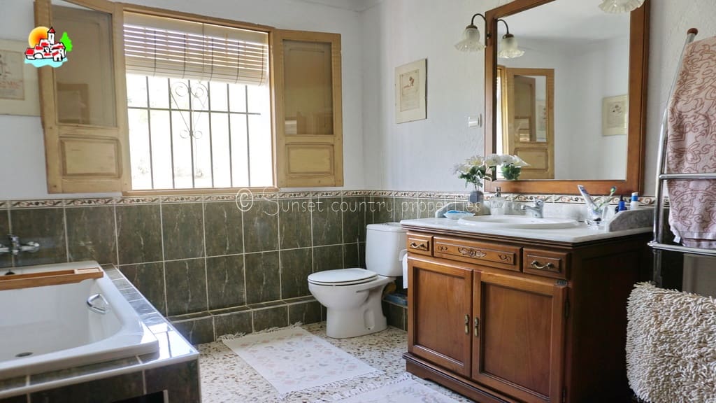 3 soveværelse Finca/Landehus til salg i Iznajar med swimmingpool garage - € 279.950 (Ref: 9128783)