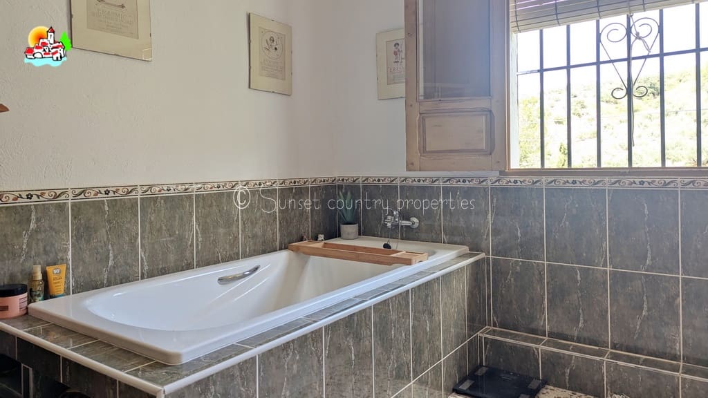 3 soveværelse Finca/Landehus til salg i Iznajar med swimmingpool garage - € 279.950 (Ref: 9128783)