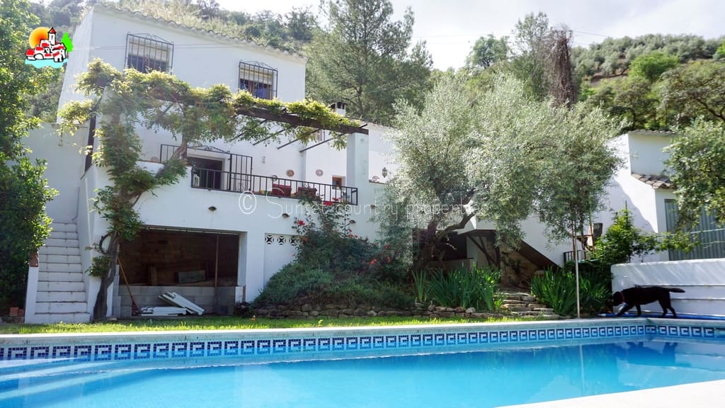 3 soveværelse Finca/Landehus til salg i Iznajar med swimmingpool garage - € 279.950 (Ref: 9128783)