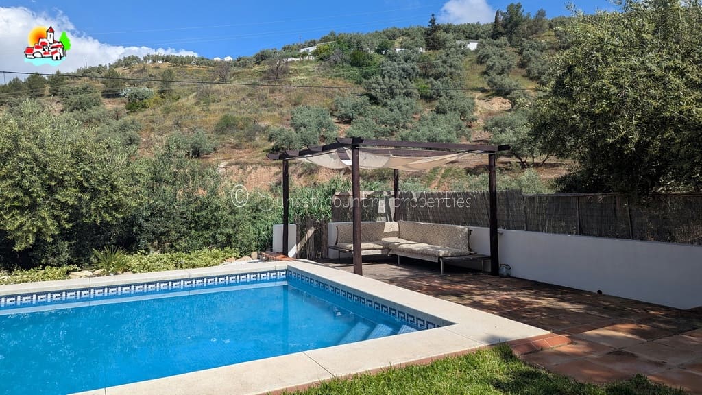 3 soveværelse Finca/Landehus til salg i Iznajar med swimmingpool garage - € 279.950 (Ref: 9128783)