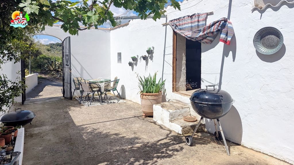 3 soveværelse Finca/Landehus til salg i Iznajar med swimmingpool garage - € 279.950 (Ref: 9128783)