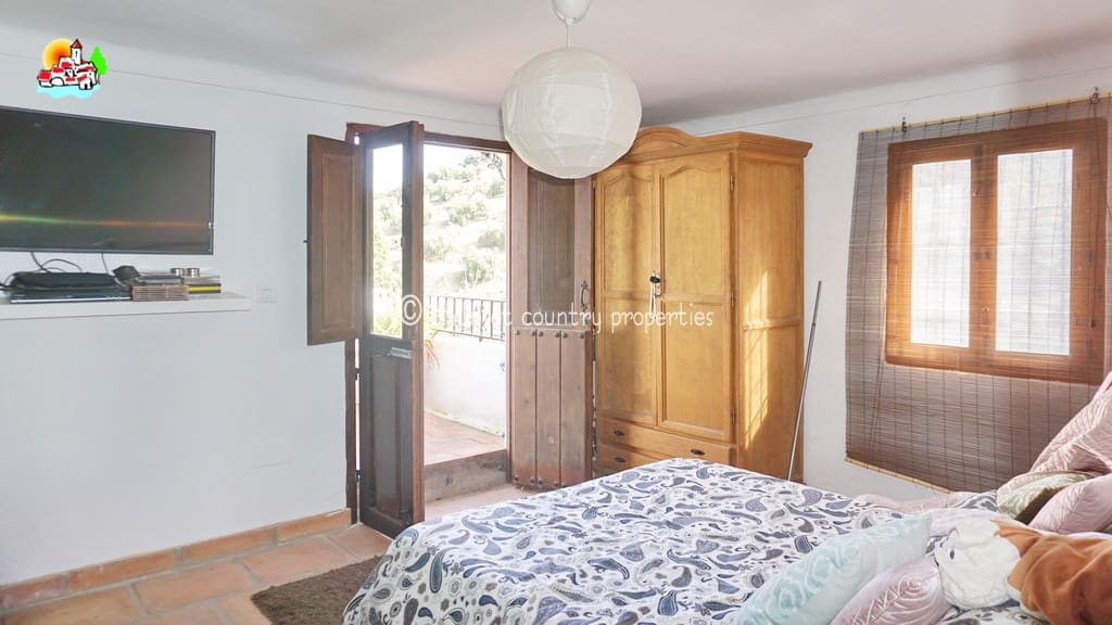 7 slaapkamer Finca/Landhuis te koop in Iznajar - € 375.000 (Ref: 9134965)