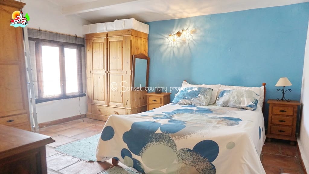 7 slaapkamer Finca/Landhuis te koop in Iznajar - € 375.000 (Ref: 9134965)