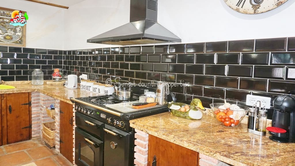 7 slaapkamer Finca/Landhuis te koop in Iznajar - € 375.000 (Ref: 9134965)