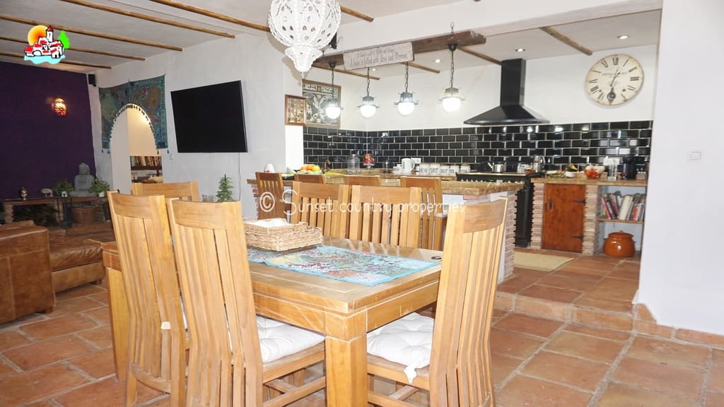 7 slaapkamer Finca/Landhuis te koop in Iznajar - € 375.000 (Ref: 9134965)