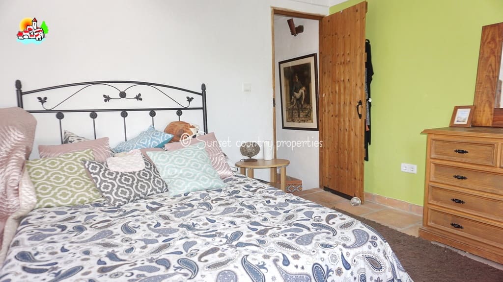 7 slaapkamer Finca/Landhuis te koop in Iznajar - € 375.000 (Ref: 9134965)