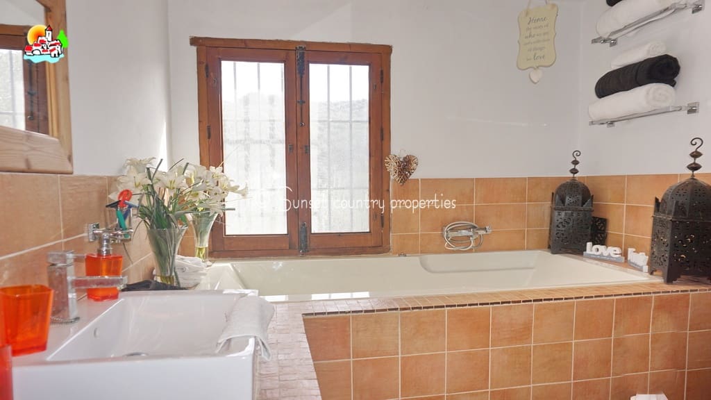 7 slaapkamer Finca/Landhuis te koop in Iznajar - € 375.000 (Ref: 9134965)