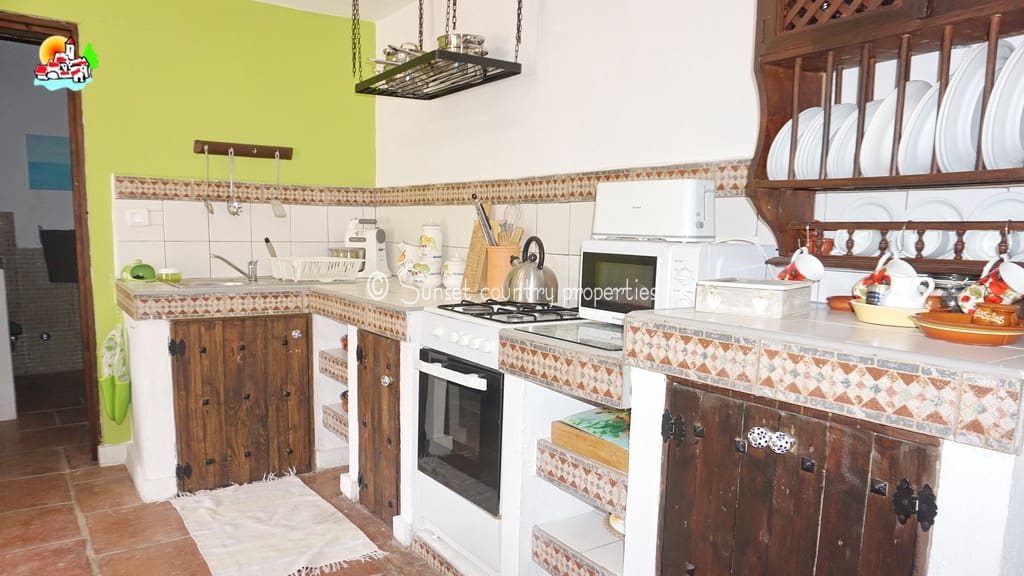 7 slaapkamer Finca/Landhuis te koop in Iznajar - € 375.000 (Ref: 9134965)