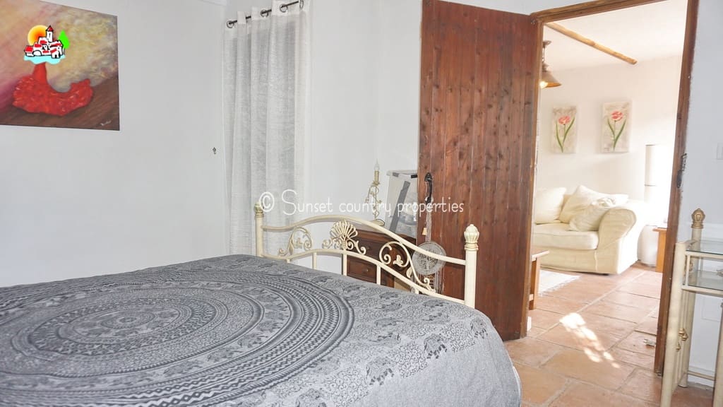 7 slaapkamer Finca/Landhuis te koop in Iznajar - € 375.000 (Ref: 9134965)