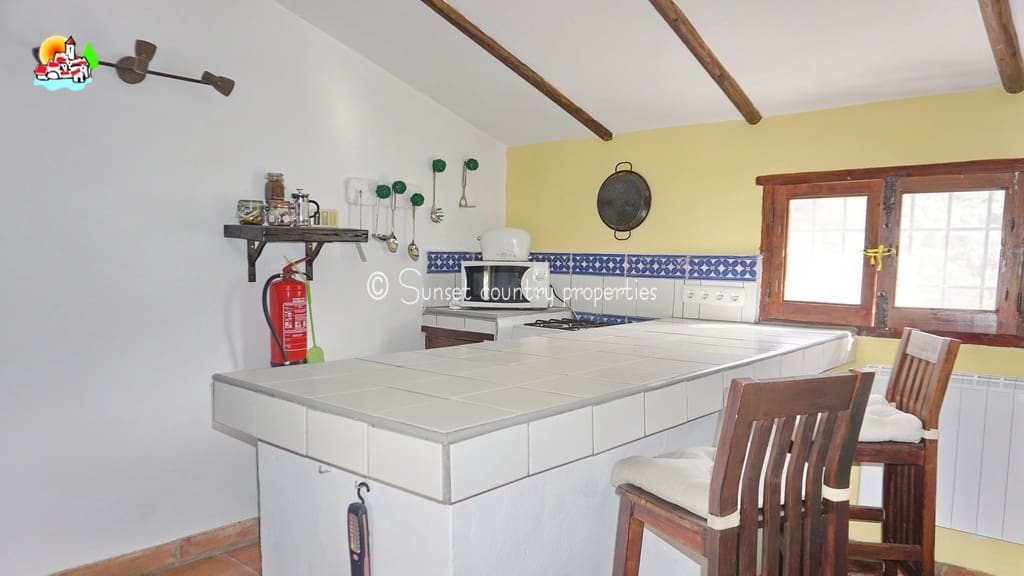 7 slaapkamer Finca/Landhuis te koop in Iznajar - € 375.000 (Ref: 9134965)