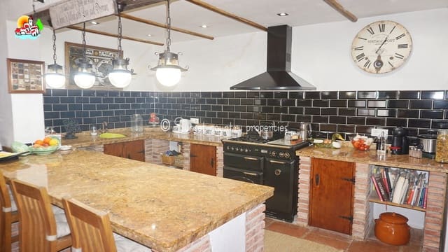 7 bedroom Finca/Country House for sale in Iznájar - € 375,000 (Ref: 9134965)