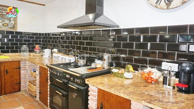 7 bedroom Finca/Country House for sale in Iznájar - € 375,000 (Ref: 9134965)