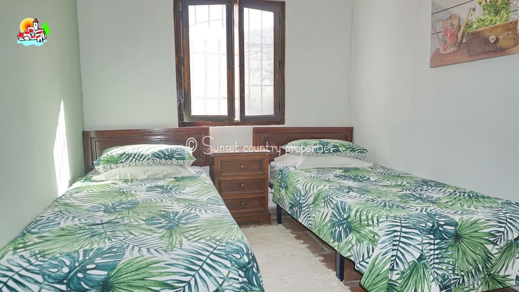 7 slaapkamer Finca/Landhuis te koop in Iznajar - € 375.000 (Ref: 9134965)