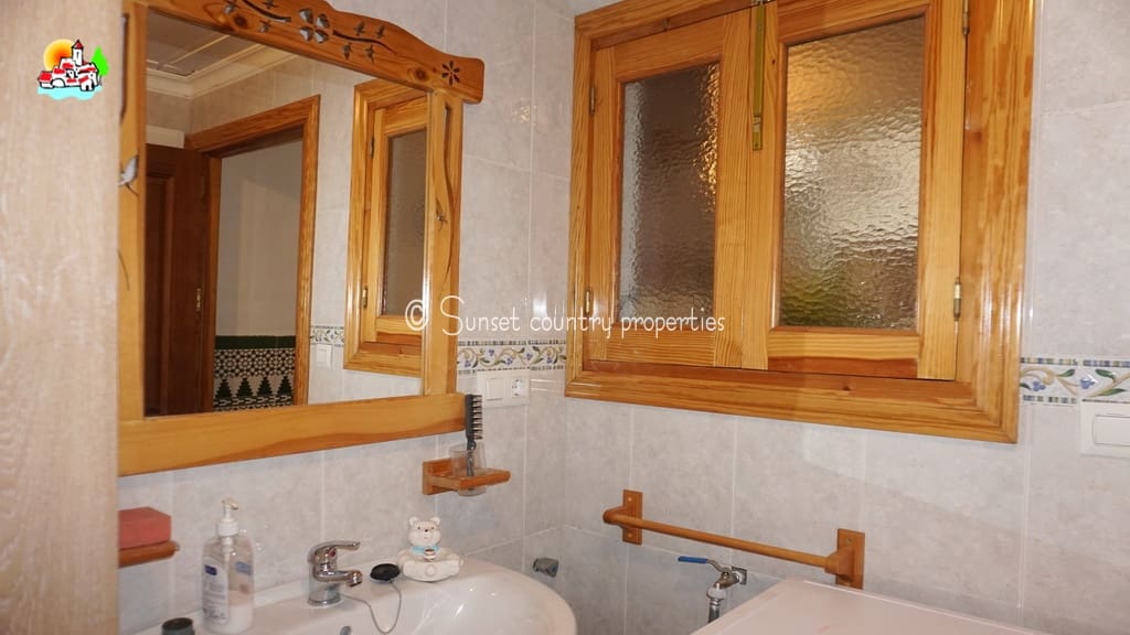 4 soverom Hus til salgs i Iznajar - € 114 900 (Ref: 9135037)