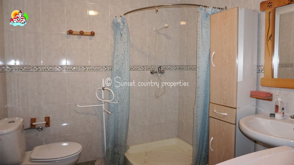 4 soverom Hus til salgs i Iznajar - € 114 900 (Ref: 9135037)