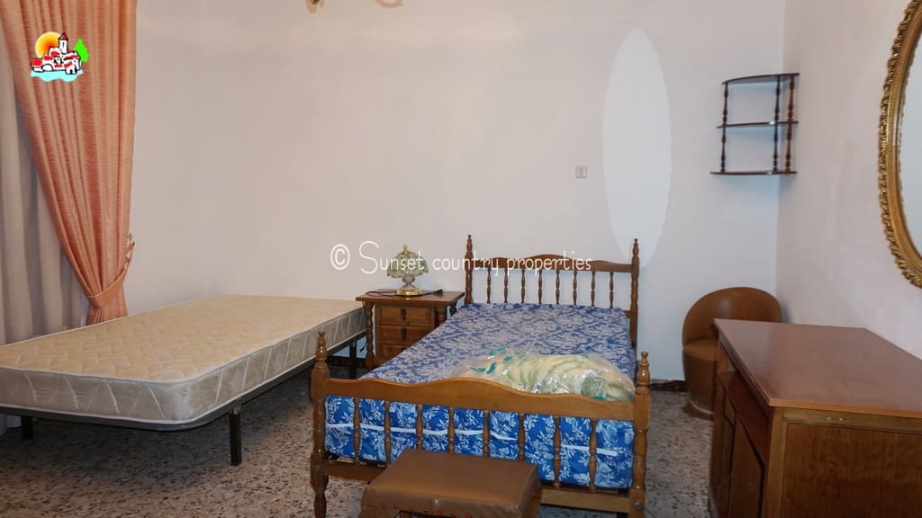 4 soverom Hus til salgs i Iznajar - € 114 900 (Ref: 9135037)