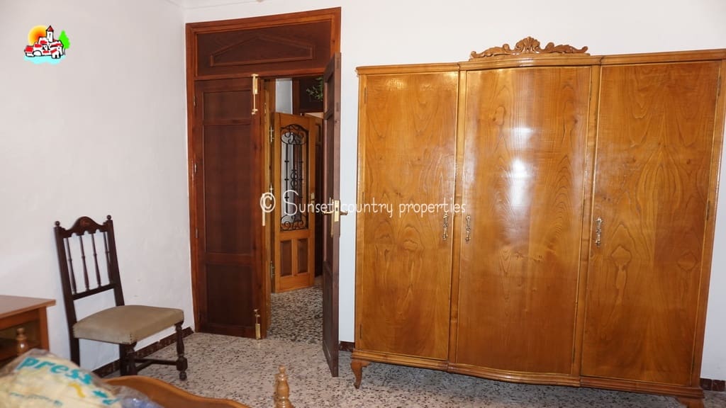 4 soverom Hus til salgs i Iznajar - € 114 900 (Ref: 9135037)