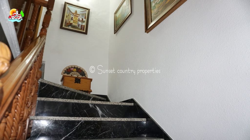 4 soverom Hus til salgs i Iznajar - € 114 900 (Ref: 9135037)