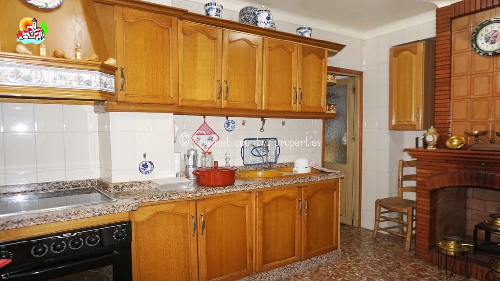 4 soverom Hus til salgs i Iznajar - € 114 900 (Ref: 9135037)