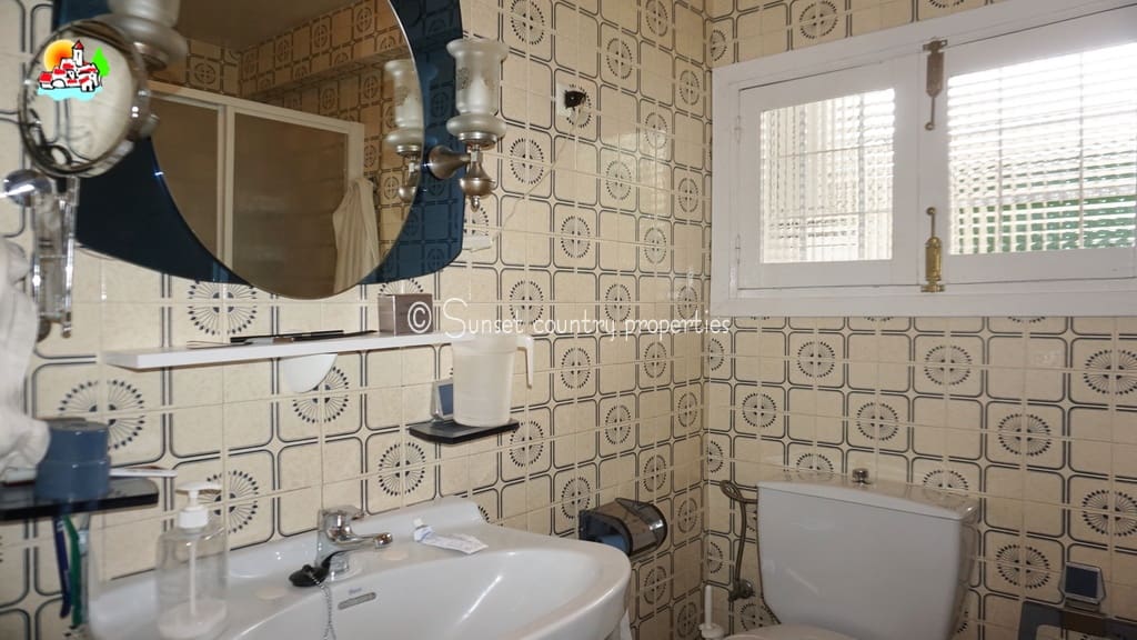 4 soverom Hus til salgs i Iznajar - € 114 900 (Ref: 9135037)