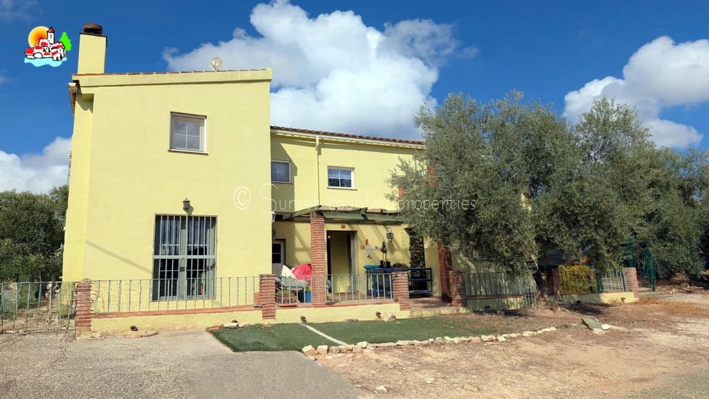 4 soveværelse Finca/Landehus til salg i Archidona med swimmingpool - € 239.950 (Ref: 9150640)