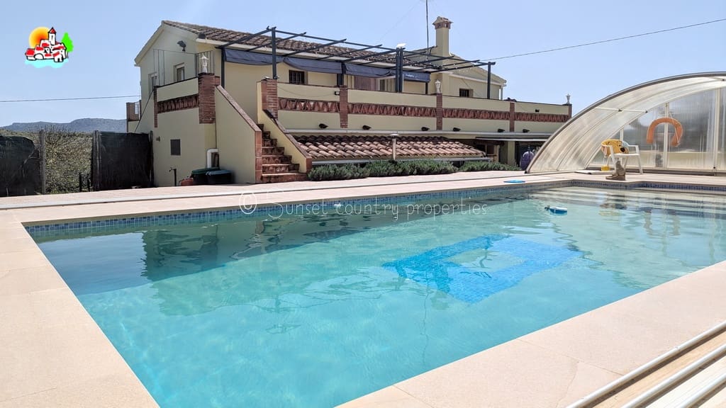 4 soveværelse Finca/Landehus til salg i Archidona med swimmingpool - € 239.950 (Ref: 9150640)