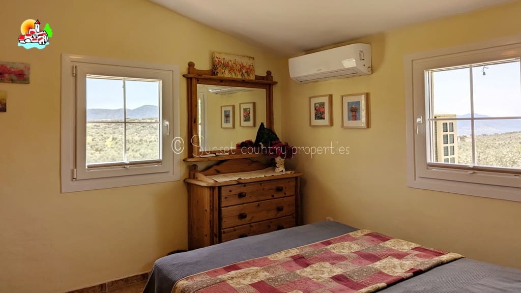 4 soveværelse Finca/Landehus til salg i Archidona med swimmingpool - € 239.950 (Ref: 9150640)