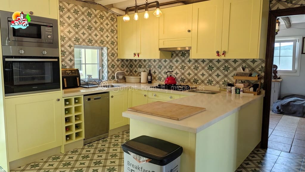 4 soveværelse Finca/Landehus til salg i Archidona med swimmingpool - € 239.950 (Ref: 9150640)