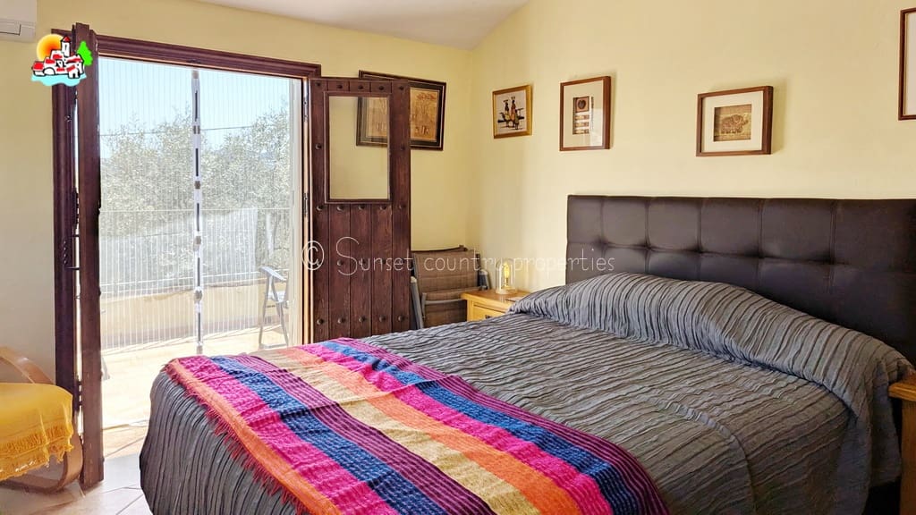 4 soveværelse Finca/Landehus til salg i Archidona med swimmingpool - € 239.950 (Ref: 9150640)