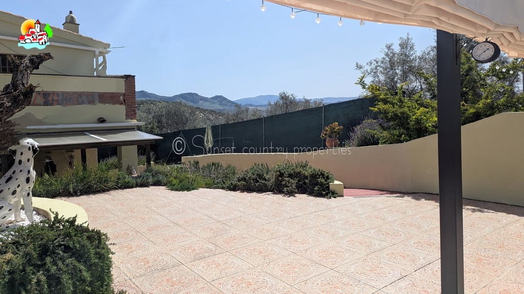 4 soveværelse Finca/Landehus til salg i Archidona med swimmingpool - € 239.950 (Ref: 9150640)