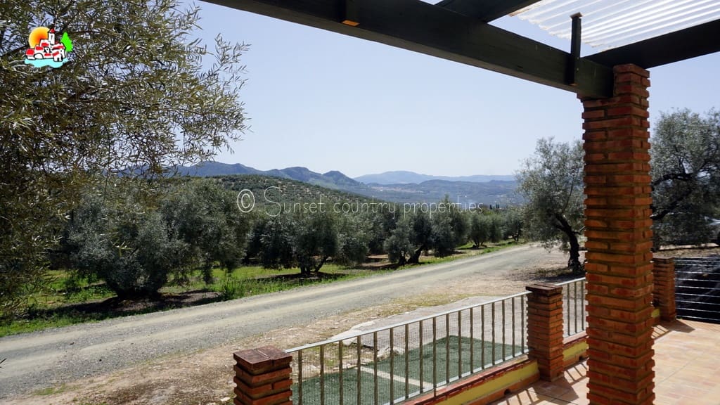 4 soveværelse Finca/Landehus til salg i Archidona med swimmingpool - € 239.950 (Ref: 9150640)