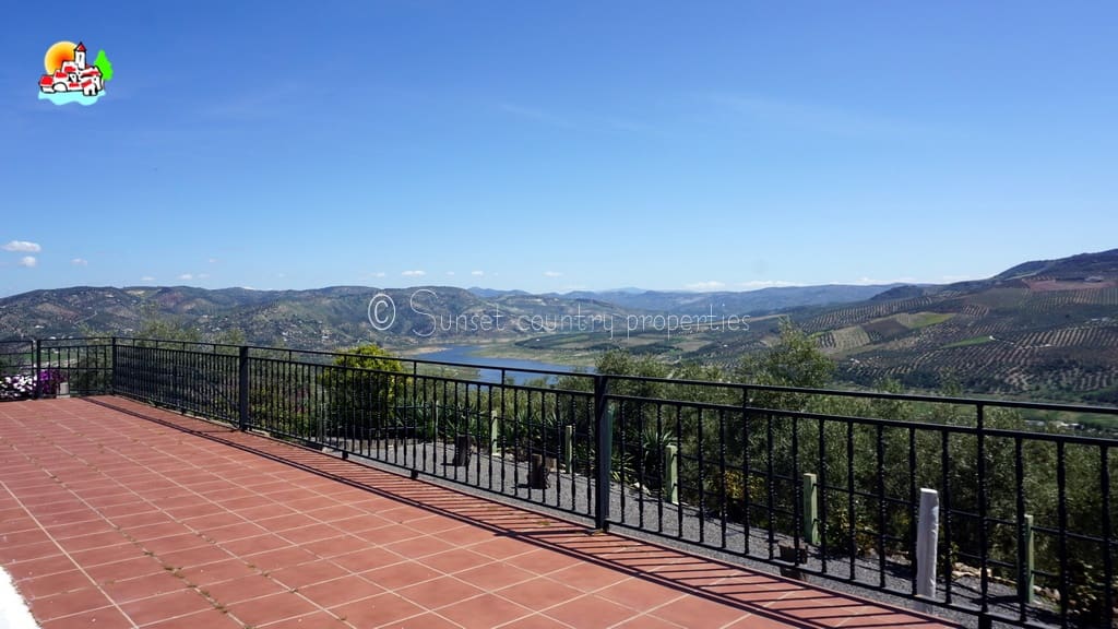 5 soveværelse Finca/Landehus til salg i Iznajar med swimmingpool garage - € 339.950 (Ref: 9151110)