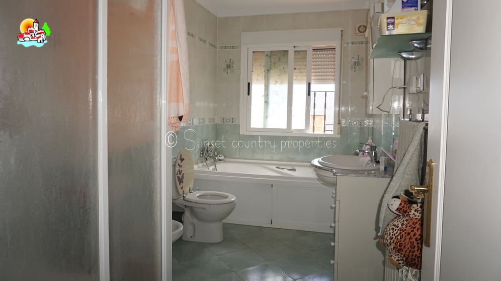 5 soveværelse Finca/Landehus til salg i Iznajar med swimmingpool garage - € 339.950 (Ref: 9151110)