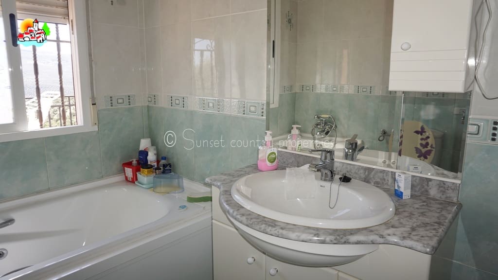 5 soveværelse Finca/Landehus til salg i Iznajar med swimmingpool garage - € 339.950 (Ref: 9151110)