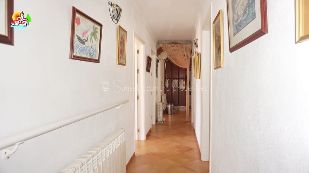 5 soveværelse Finca/Landehus til salg i Iznajar med swimmingpool garage - € 339.950 (Ref: 9151110)