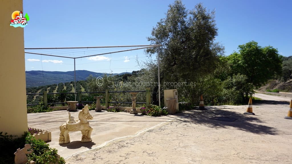 5 soveværelse Finca/Landehus til salg i Iznajar med swimmingpool garage - € 339.950 (Ref: 9151110)