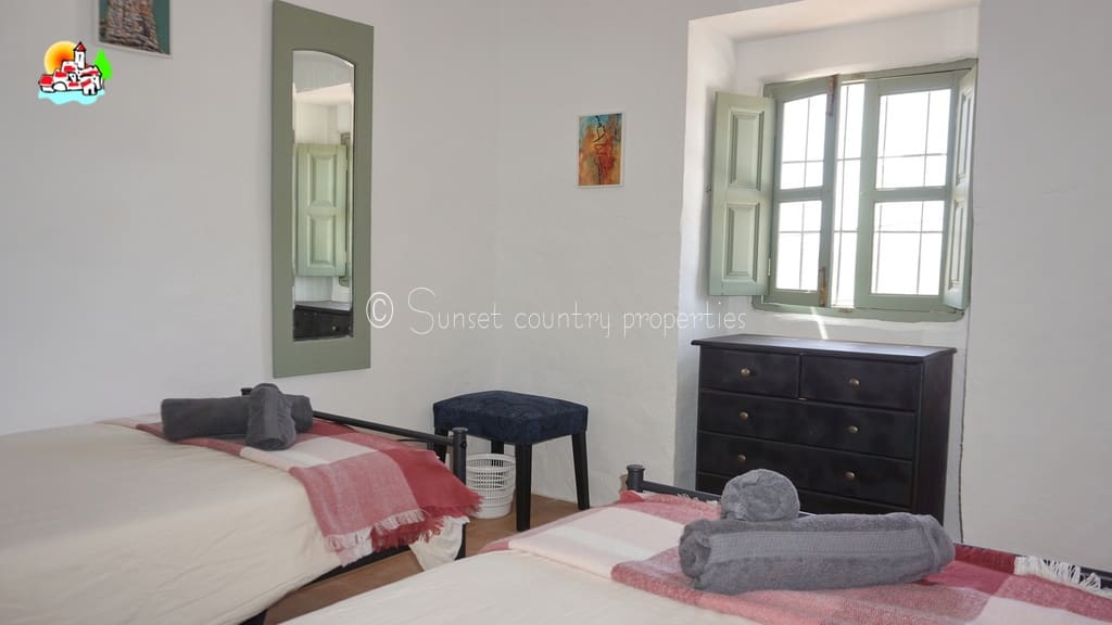 5 soveværelse Finca/Landehus til salg i Iznajar - € 225.000 (Ref: 9151111)