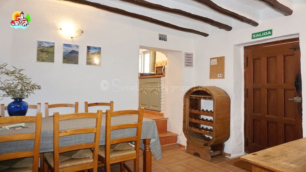 5 soveværelse Finca/Landehus til salg i Iznajar - € 225.000 (Ref: 9151111)