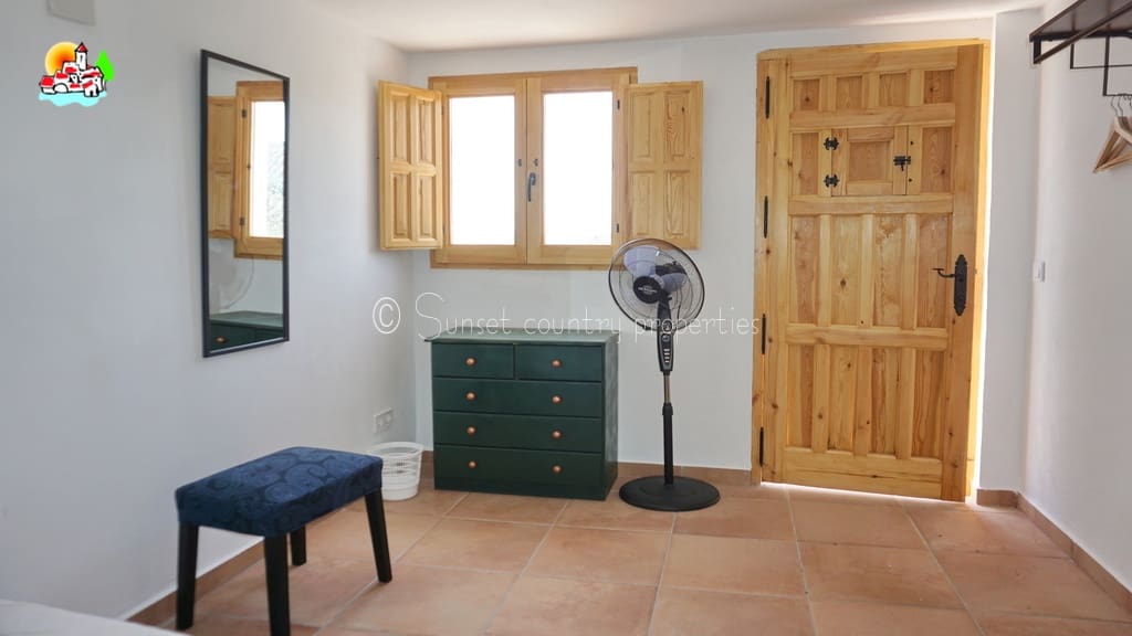 5 soveværelse Finca/Landehus til salg i Iznajar - € 225.000 (Ref: 9151111)