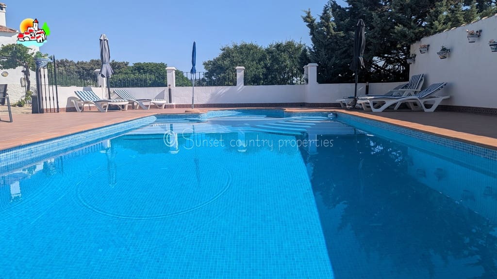 6 soveværelse Finca/Landehus til salg i Archidona med swimmingpool garage - € 425.000 (Ref: 9216356)