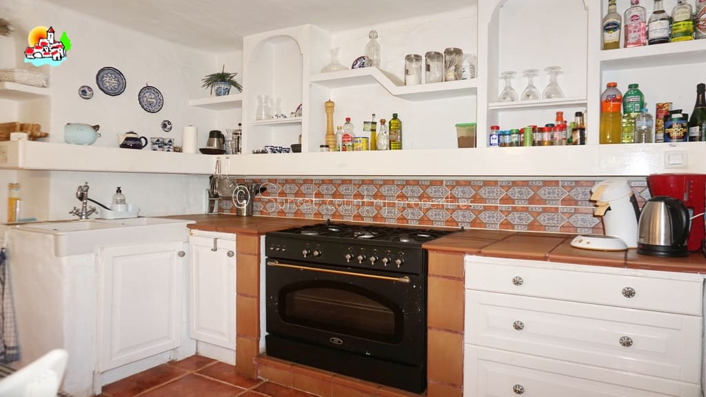 6 soveværelse Finca/Landehus til salg i Archidona med swimmingpool garage - € 425.000 (Ref: 9216356)