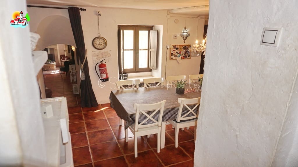 6 soveværelse Finca/Landehus til salg i Archidona med swimmingpool garage - € 425.000 (Ref: 9216356)